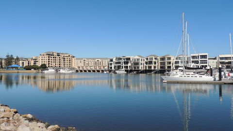 Glenelg - Marina Retreat - New Castle Holiday 5