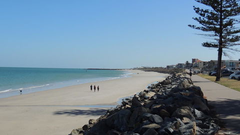 Glenelg - Marina Retreat - New Castle Holiday 7
