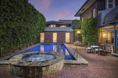 Adelaide Inn - New Castle Holiday 1
