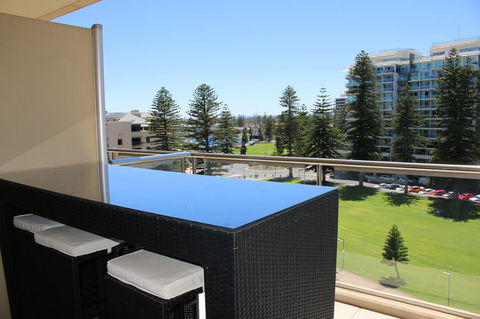 Beachside Luxury Getaway In Glenelg - New Castle Holiday 15