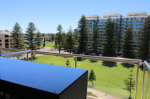 Beachside Luxury Getaway In Glenelg - New Castle Holiday 14
