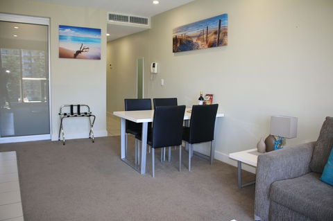 Beachside Luxury Getaway In Glenelg - New Castle Holiday 5