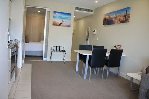 Beachside Luxury Getaway In Glenelg - New Castle Holiday 4