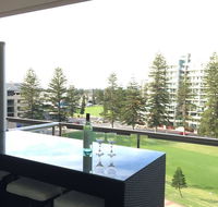 Beachside Luxury getaway in Glenelg - New Castle Holiday
