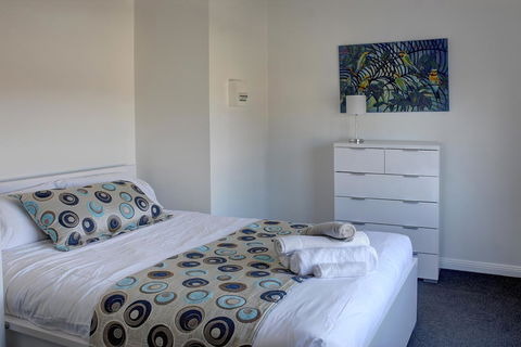 Aart Apartments - New Castle Holiday 24
