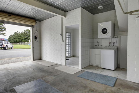 Tasman Beachside Apartment - New Castle Holiday 11