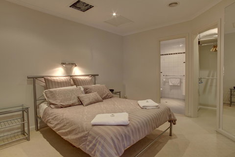 Tasman Beachside Apartment - New Castle Holiday 6