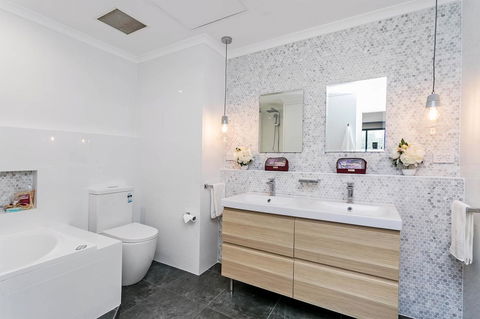 Heart Of Glenelg BnB - New Castle Holiday 3