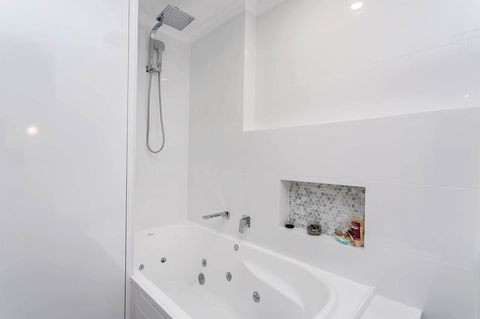 Heart Of Glenelg BnB - New Castle Holiday 4