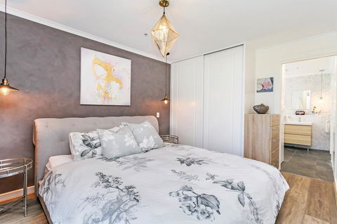 Heart Of Glenelg BnB - New Castle Holiday 1
