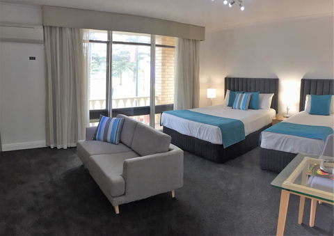 Ensenada Motor Inn And Suites - New Castle Holiday 2
