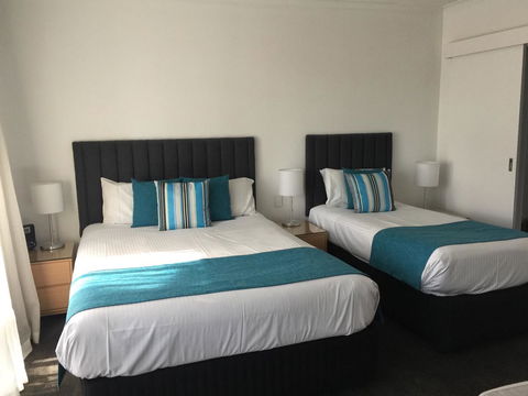 Ensenada Motor Inn And Suites - New Castle Holiday 7