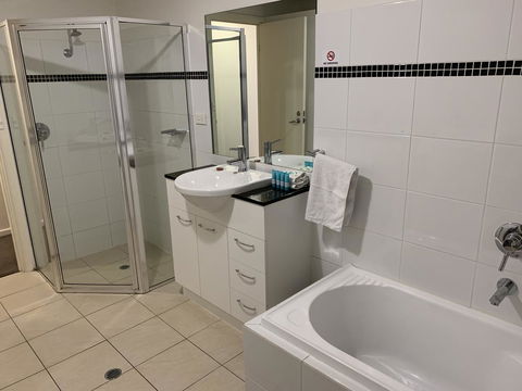 Ensenada Motor Inn And Suites - New Castle Holiday 25