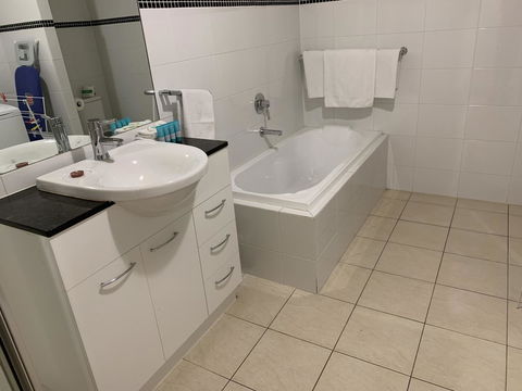 Ensenada Motor Inn And Suites - New Castle Holiday 27