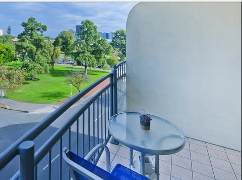 Spacious 4 BR And 2 Bathrooms City Apartment - New Castle Holiday 7