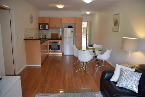 Spacious 4 BR And 2 Bathrooms City Apartment - New Castle Holiday 18