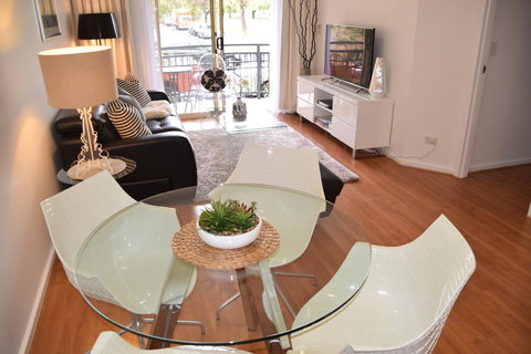 Spacious 4 BR And 2 Bathrooms City Apartment - New Castle Holiday 14