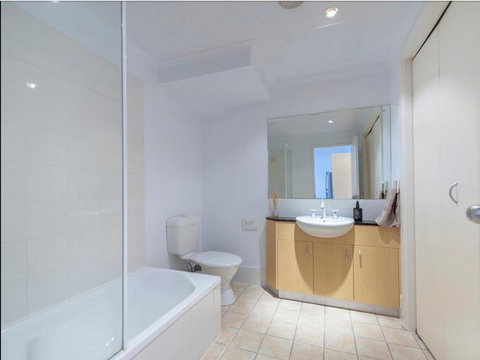 Spacious 4 BR And 2 Bathrooms City Apartment - New Castle Holiday 8