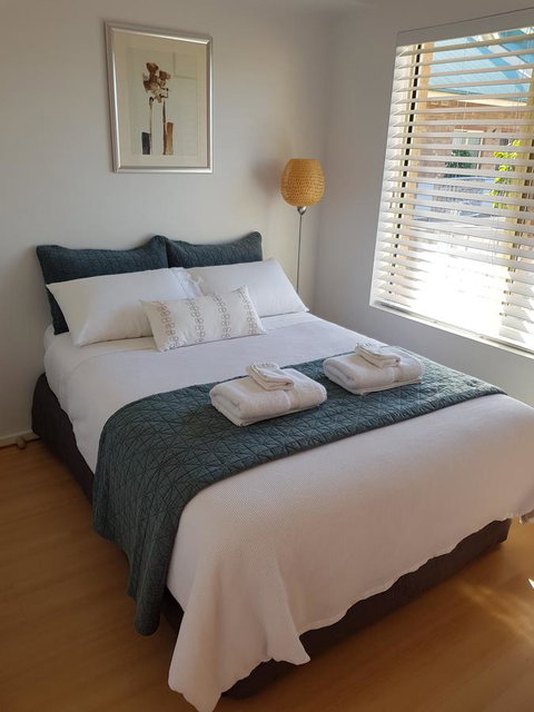 Spacious 4 BR And 2 Bathrooms City Apartment - New Castle Holiday 6