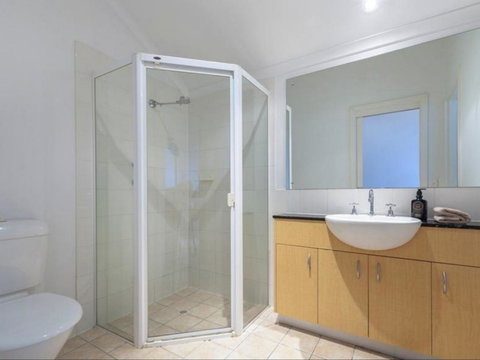 Spacious 4 BR And 2 Bathrooms City Apartment - New Castle Holiday 9