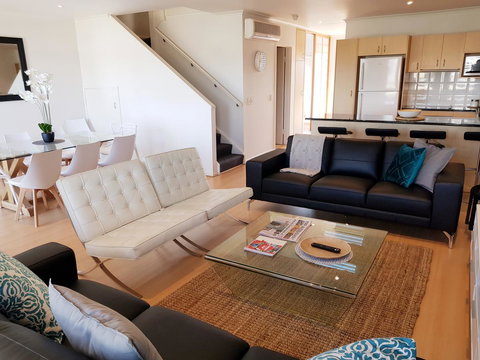 Spacious 4 BR And 2 Bathrooms City Apartment - New Castle Holiday 0