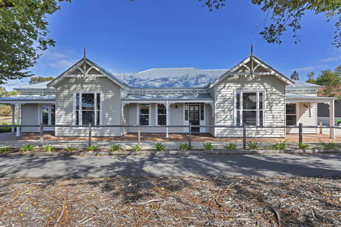 Grandview Accommodation - The Elm Tree Apartments - New Castle Holiday 30