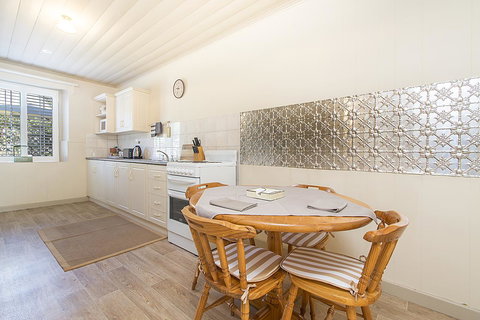 Stoneleigh Cottage Bed And Breakfast - New Castle Holiday 6