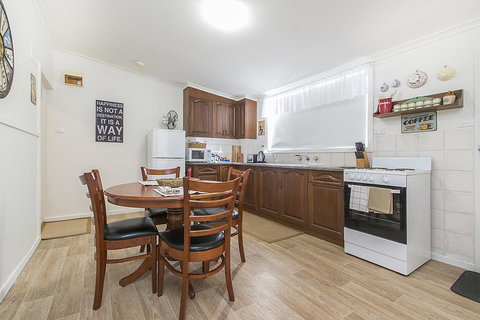 Stoneleigh Cottage Bed And Breakfast - New Castle Holiday 9