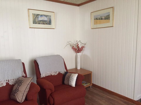 Kingscote Central - New Castle Holiday 0