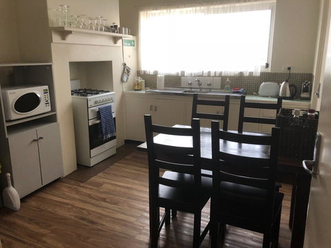 Kingscote Central - New Castle Holiday 7