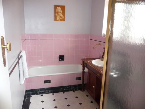 Country Bakehouse Accommodation - New Castle Holiday 17