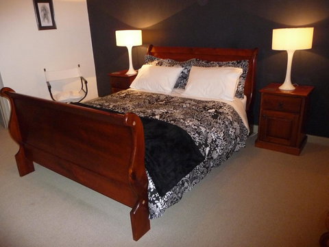 Country Bakehouse Accommodation - New Castle Holiday 11