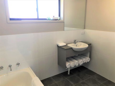 Bathurst Motor Inn - New Castle Holiday 15