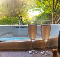 Adelaide Hills Retreats - New Castle Holiday