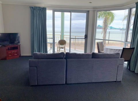 Hilton Beachfront Motel - New Castle Holiday 7