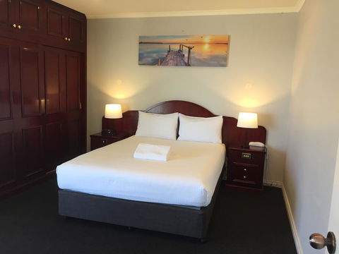 Hilton Beachfront Motel - New Castle Holiday 8