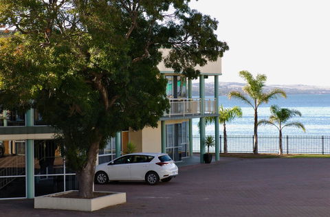 Hilton Beachfront Motel - New Castle Holiday 42