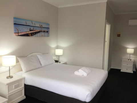 Hilton Beachfront Motel - New Castle Holiday 5