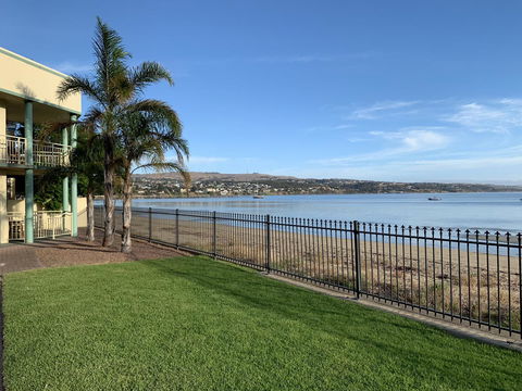 Hilton Beachfront Motel - New Castle Holiday 4