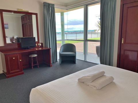 Hilton Beachfront Motel - New Castle Holiday 14
