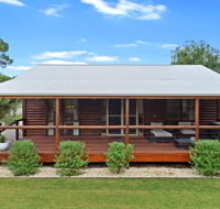The Log Cabin - 47 Jetty Road - New Castle Holiday