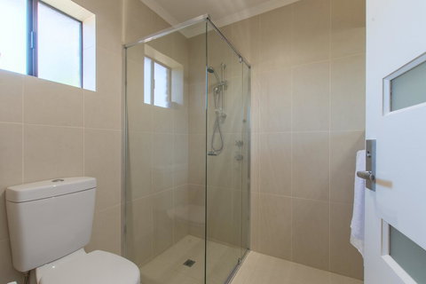 Mick O\'Sheas - New Castle Holiday 24