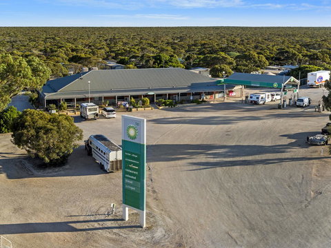 Border Village Roadhouse - New Castle Holiday 17