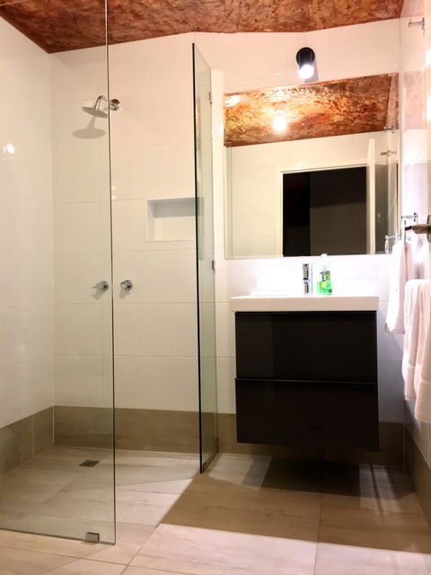 The Lookout Cave Underground Motel - New Castle Holiday 11