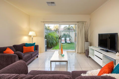 Adelaide Luxury Beach House - New Castle Holiday 32