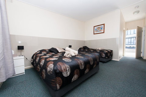 Blue Lake Motel - New Castle Holiday 11