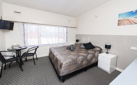 Blue Lake Motel - New Castle Holiday 7