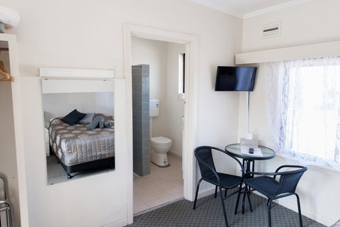 Blue Lake Motel - New Castle Holiday 6