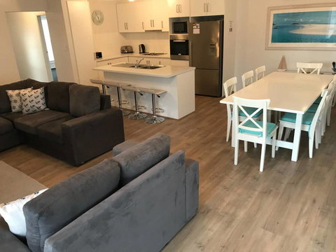 Moontana - New Castle Holiday 3