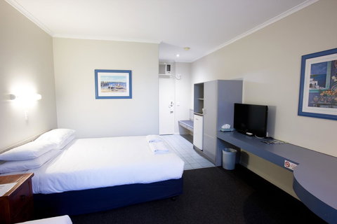 The Commodore - New Castle Holiday 27